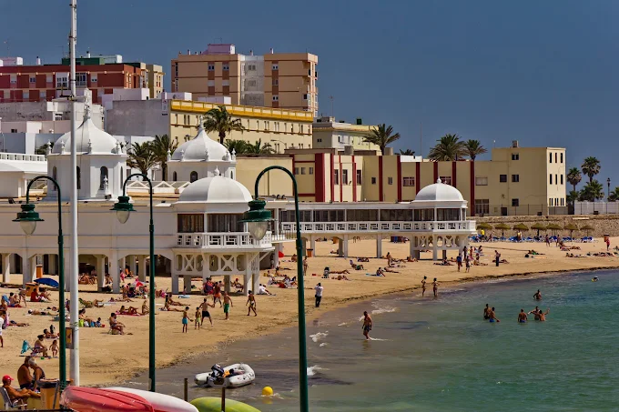 Cannabis culture in Cádiz, Spain, highlighting nightlife areas, cannabis laws, private associations and tourism.