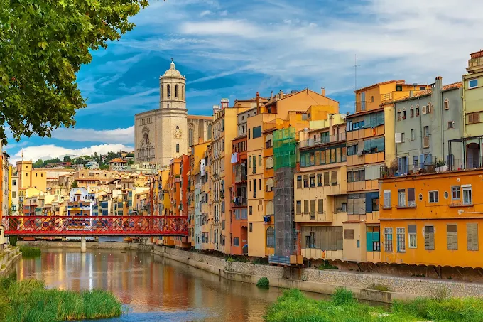 Cannabis culture in Girona, Spain, highlighting cannabis laws, private associations, tourism, nightlife and CBD.